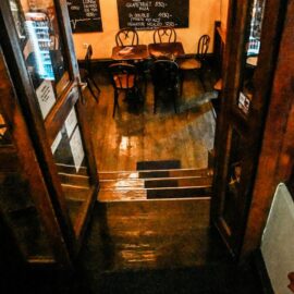 Prága Kávéház és söröző bejárata