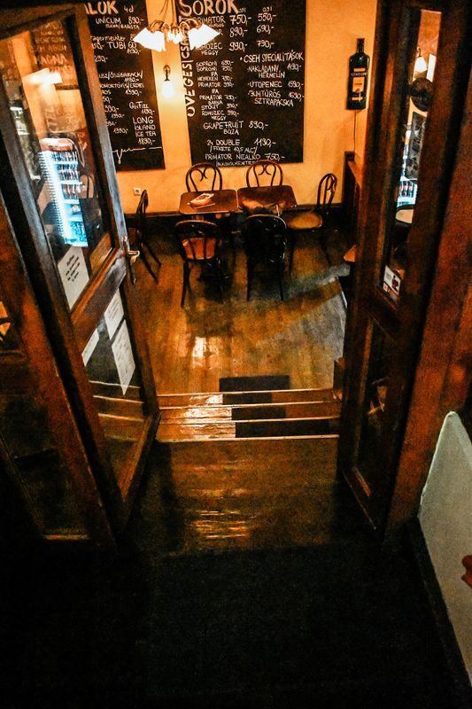 Prága Kávéház és söröző bejárata