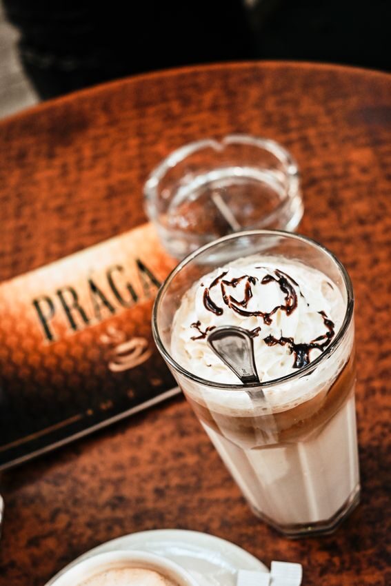 Prága Kávéház teraszán egy pohár latte