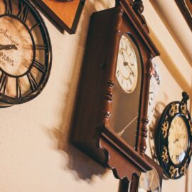 Régi órák a falon