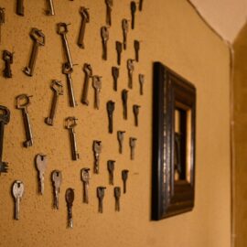 Prága kávéház kulcsok a falon