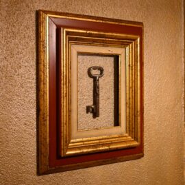 Prága kávéház falán egy bekeretezett kulcs