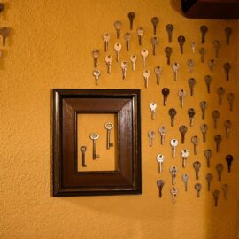 Prága kávéház és söröző kulcsgyűjtemény a falon