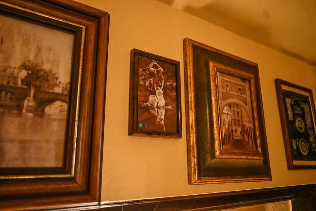 Régi képek a falon a Prága teremben