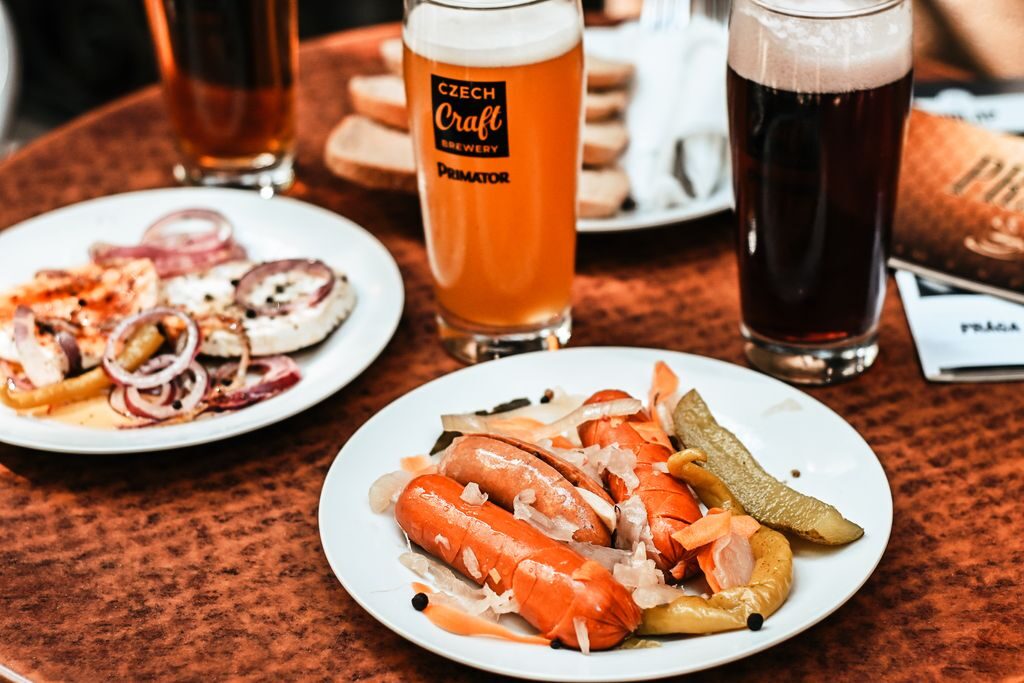Utopenec, hermelin tányérban mellette egy világos és egy barna Primátor craft sör